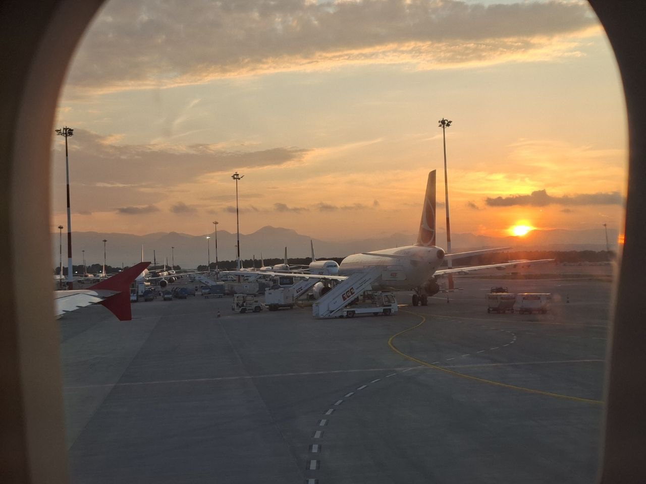 Вид на взлетную полосу Антальи через иллюминатор самолета Turkish Airlines